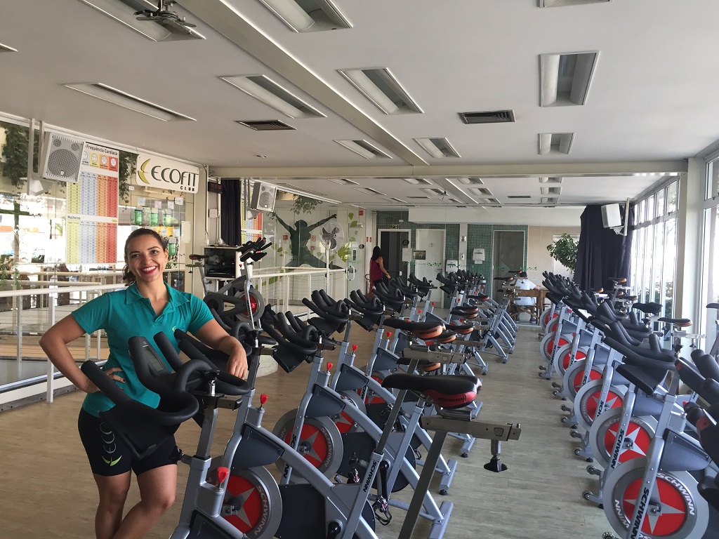 Professora Bruna na sala de Spinning